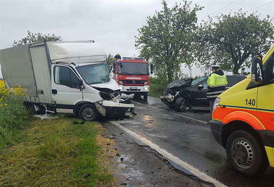 V akovicích se eln stetla dodávka s vozem SUV (4.5.2016).