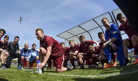 Sparantí dorostenci, uprosted hlouku obránce David Bezina.