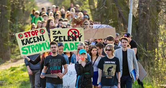 K sídlu Povodí Labe u pochodovalo nkolik protestních prvod, které...