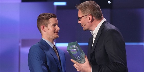 Roman ervenka (vlevo) pebírá cenu pro Hokejistu extraligové sezony.