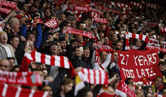 Nejen fanouci Liverpoolu by se moná mohli dokat návratu tribun na stání.