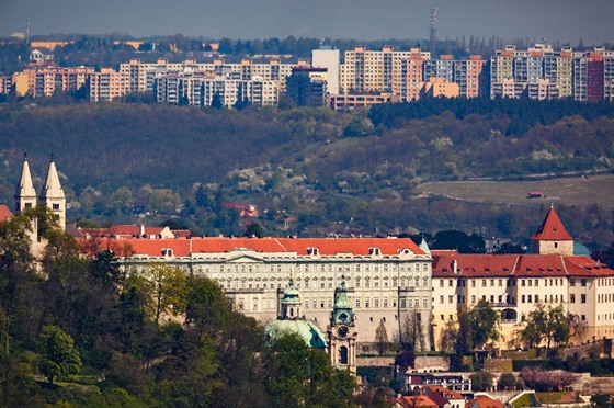 Pohled na Praský hrad, v pozadí trojská strá a sídlit Bohnice; v popedí...