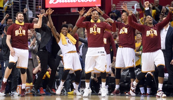 NELÍENÁ RADOST. Basketbalisté Clevelandu se na lavice radují z dalí úspné...