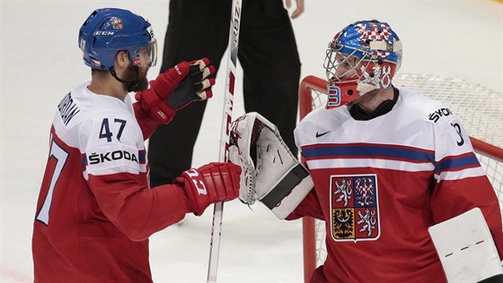 etí hokejisté Pavel Francouz (vpravo) a Michal Jordán se radují z výhry nad...