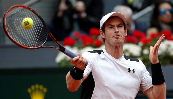 Andy Murray returnuje v semifinále turnaje v Madridu.