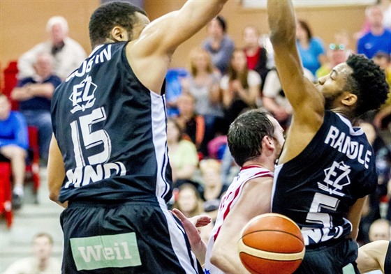 Momentka z basketbalového semifinále mezi Pardubicemi (bíloervená) a Nymburkem