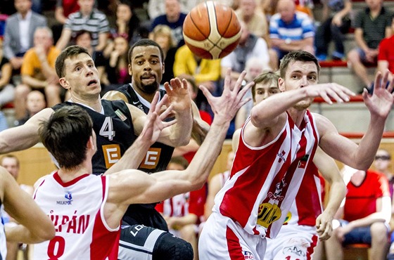 Momentka z basketbalového semifinále mezi Pardubicemi (bíloervená) a Nymburkem