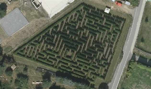 1 900 metr tverených velký Labyrint najdete v Radotín kousek od Biotopu.