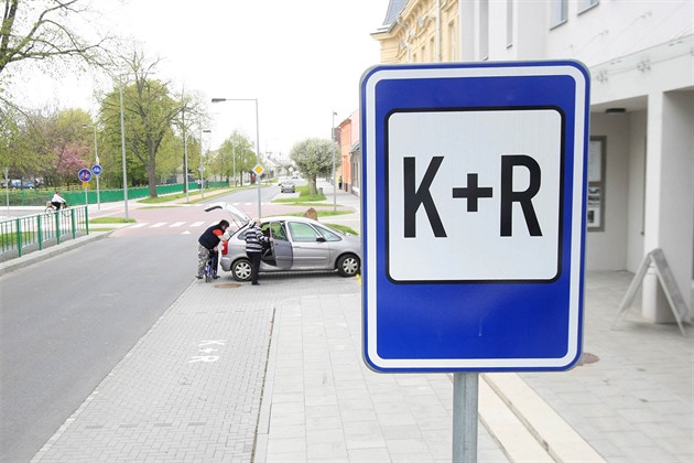 Nová dopravní znaka K+R na ulici Komenského ve ternberku. Zkratka vychází z...