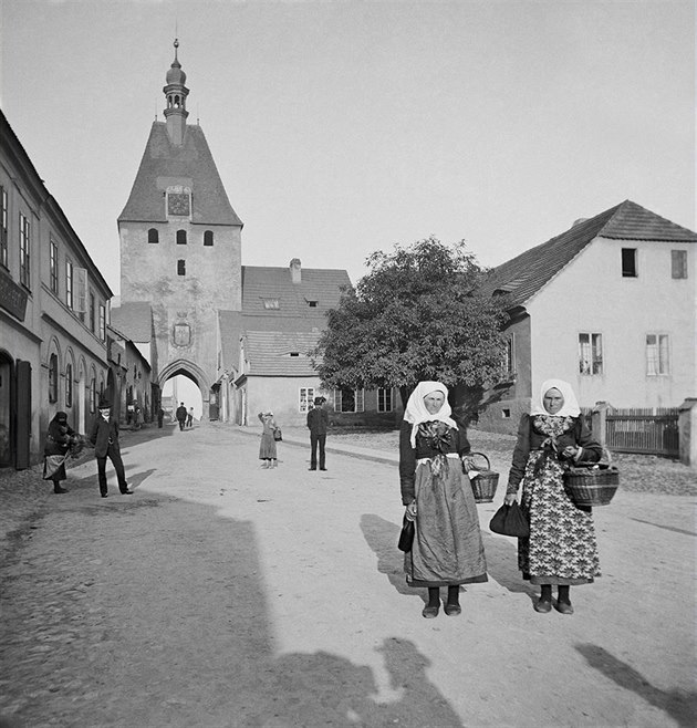 Dolní brána v Domalicích kolem roku 1888