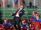TRENÉROVO UTRPENÍ. Kou ruských hokejist Oleg Znarok pi utkání s eským týmem.