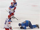 Zklamaný kazaský hokejsita Ilja Solarjov po ruském gólu padl k ledu.