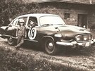 Na fotografii ze začátku 60. let je starší typ soutěžní tatry. Chlapec vlevo je Stanislav Hajdušek, v okýnku jeho bratr Zdeněk.