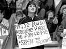 Hokejoví fanouci s transparenty pi utkání eskoslovenska se SSSR na...