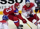 eský hokejista David Pastrák (vpravo) se snaí odpoutat od Alexeje Marenka z...