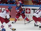 Ruský hokejista Jevgenij Dadonov (uprosted) bránný Richardem Jarkem (vlevo)...