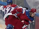 eský hokejista Michal epík (vlevo) atakuje ruského soupee Sergeje Plotnikova.
