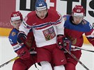 eský hokejista David Pastrák (uprosted) bránený Alexejem Marenkem (vlevo) a...