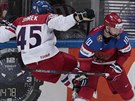 eský hokejista Radim imek (vlevo) padá po stetu s Rusem Sergejem Mozjakinem.