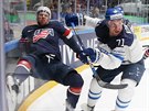 Finský hokejista Leo Komarov (v bílém) bojuje s americkým protivníkem  J. T....