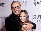 Jeff Goldblum a Emilie Livingstonová (Washington, 29. dubna 2016)