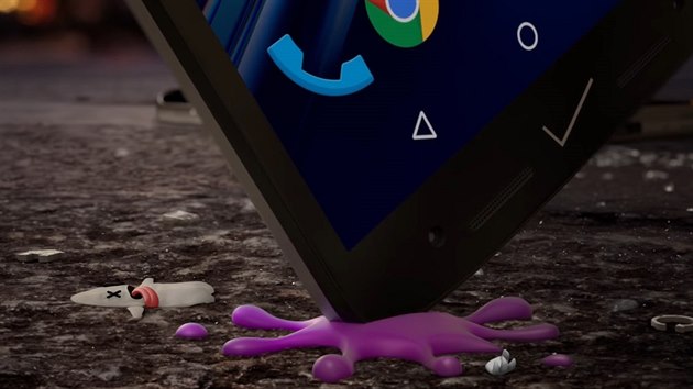 Motorola v reklamě rozbila Samsung i iPhone Motorola v reklamě rozbila Samsung i iPhone