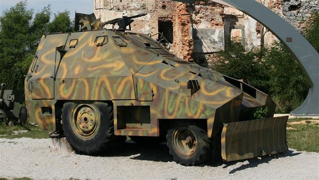 Chorvatský obrněný traktor Straško a letoun MiG-21 ve vojenském muzeu v... Chorvatský obrněný traktor Straško a letoun MiG-21 ve vojenském muzeu v...