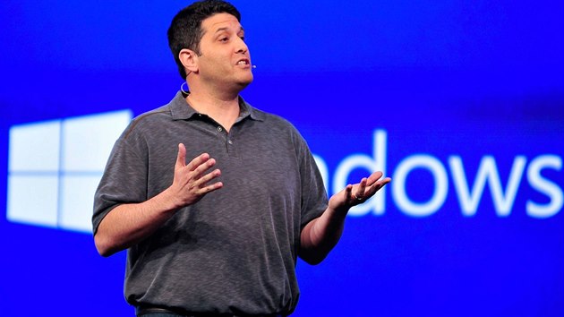 Viceprezident Microsoftu Terry Myerson na tiskové konferenci Viceprezident Microsoftu Terry Myerson na tiskové konferenci