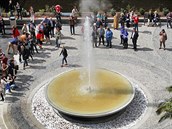 Nejteplejší karlovarský pramen Vřídlo opět tryská na novém místě před kolonádou. Nejteplejší karlovarský pramen Vřídlo opět tryská na novém místě před kolonádou.