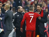Franck Ribry z Bayernu Mnichov se sna uklidnit trenra Diega Simeoneho z...