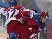 esk hokejista Michal epk (vlevo) atakuje ruskho soupee Sergeje Plotnikova.