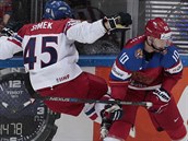 esk hokejista Radim imek (vlevo) pad po stetu s Rusem Sergejem Mozjakinem.