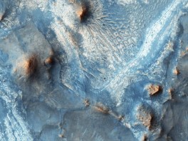 BAREVNÝ MARS. Region Nili Fossae se nachází na severozápadním okraji impaktní...