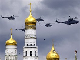 OSLAVY KONCE VÁLKY. Ruské vojenské vrtulníky létají nad Zvonicí Ivana Velikého...