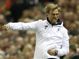 Liverpoolsk trenr Jrgen Klopp (vlevo) bhem semifinle Evropsk ligy.