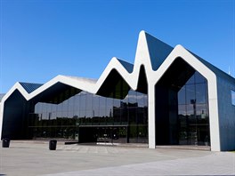 Muzeum dopravy stojí v pístavu v Glasgow ve Skotsku. Rozverná budova má...