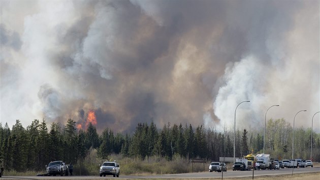 Por v kanadsk provincii Alberta v okol msta Fort McMurray (7. kvtna 2016)