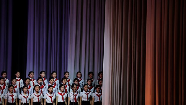 Vystoupen talentovanch severokorejskch dt v Dtskm palci v Pchjongjangu. (8. kvtna 2016)