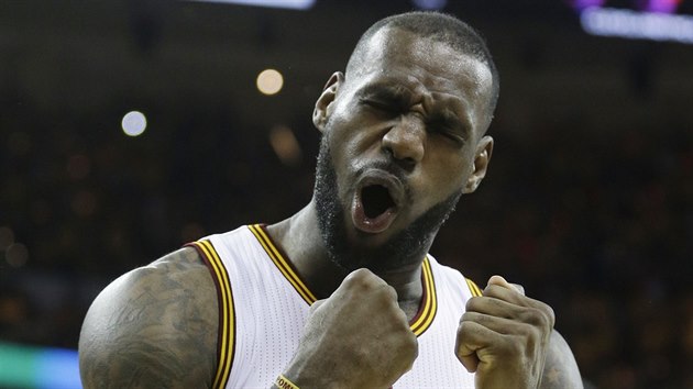 Spokojen LeBron James z Clevelandu bhem prvnho zpasu play-off a Atlantou.