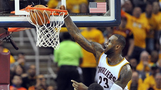 LeBron James z Clevelandu zakonuje v duelu prvnho kola play-off s Atlantou.