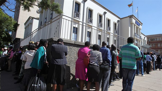 Zstupy lid ekaj ped bankou v zimbabwskm Harare, aby si vybrali hotovost (5. kvtna 2016)
