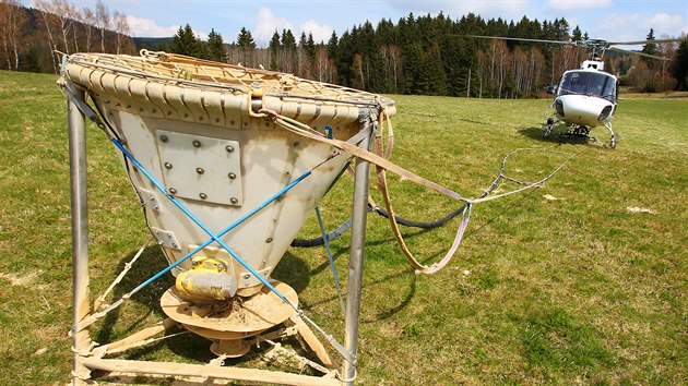Naložit koš, vzlétnout, vysypat náklad, a to vše za pravidelného tankování stále dokola. Tak vypadá v kostce vápnění lesů s využitím helikoptér v oblasti Krušných hor mezi Novými Hamry a Horní Blatnou.