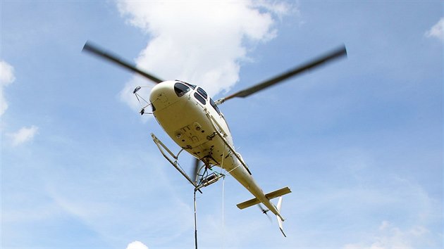 Naložit koš, vzlétnout, vysypat náklad, a to vše za pravidelného tankování stále dokola. Tak vypadá v kostce vápnění lesů s využitím helikoptér v oblasti Krušných hor mezi Novými Hamry a Horní Blatnou.