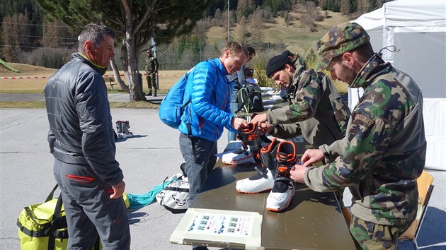 Branislav Adamec a Ondej Moravec pi kontrole vybaven ped Patrouille des Glaciers.