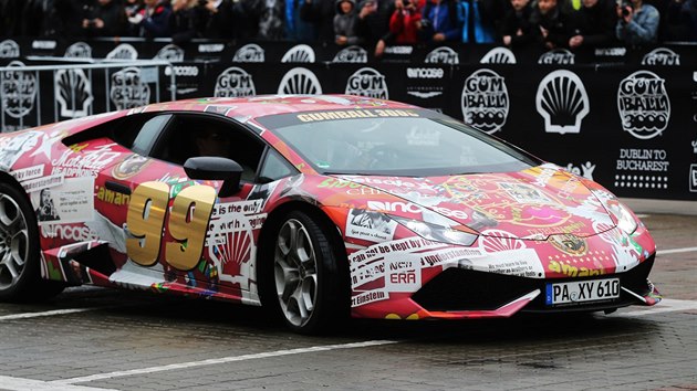 Ryhl a luxusn auta ped hotelem Hilton pi Gumball 3000.