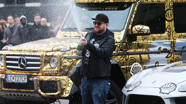 Ryhl a luxusn auta ped hotelem Hilton pi Gumball 3000.