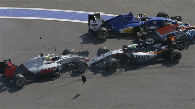 HAVRIE. Vz Haas mexickho jezdce Estebana Gutierreze (vlevo) po nehod ve druh zatce Velk cen Ruska F1. Vpravo jsou Nico Hlkenberg s vozem Force India (vpedu), Rio Haryanto z Manoru a Marcus Ericsson se sauberem (nahoe).