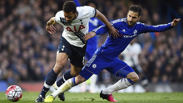 BOJ O KAD METR. V londnskm derby mezi Chelsea a Tottenhamem se stetli Cesc Fabregas (vpravo) s Moussou Dembelm.