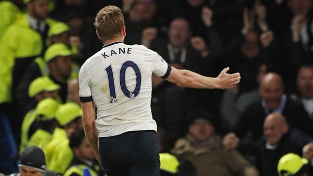 LTAJC KANE. Kanonr Tottenhamu Harry Kane slav gl, kterm otevel skre v duelu proti Chelsea.