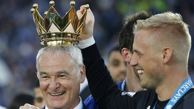 KRL CLAUDIO. Trenr Claudio Ranieri pi oslavch mistrovskho titulu Leicesteru.